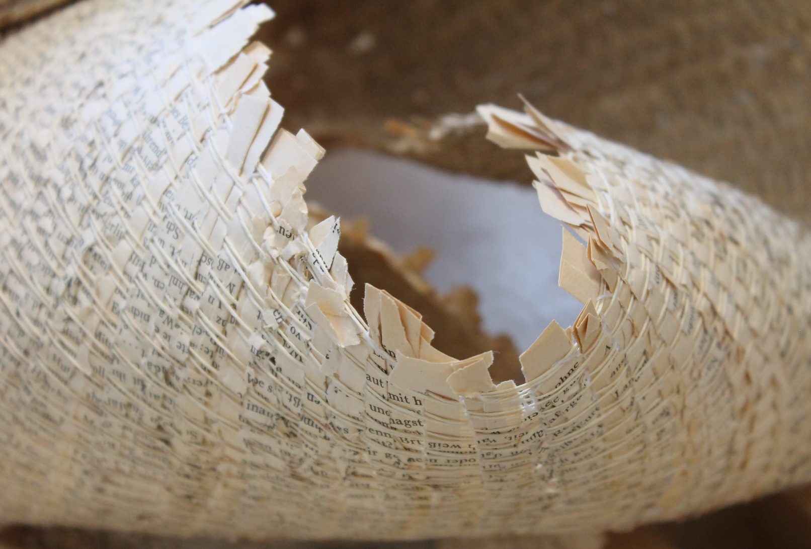 Niina_HIltunen_Kädet_kertovat_tekstiiliveistos_2020